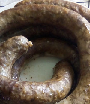 В  начинку кладу пропущенные через мясорубку говядину – сердце, лёгкие,  печень. Добавляю рис, соль, молотый перец. Всё это замешиваю с молоком и  наполняю начинкой очищенные кишки. В приготовлении тоже всё очень  просто. Отварила колбаски в воде, и вкусное, натуральное, сытное блюдо  готово.