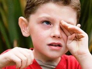 Как достать соринку из глаза и не навредить его здоровью?