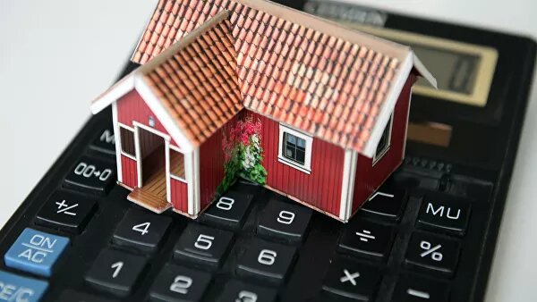  МОСКВА, 31 янв — РИА Новости. Жители Дальневосточного федерального округа и желающие переехать на восток России в конце 2019 года получили возможность взять кредит на покупку или строительство жилья по ставке 2% годовых благодаря программе "Дальневосточная ипотека".Участниками проекта льготного кредитования могут стать молодые семьи, в которых возраст супругов не превышает 35 лет и неполные семьи с детьми, а также участники программы "Дальневосточный гектар", взявшие землю под строительство жилья. Кстати, для получателей гектара возрастных ограничений нет.По условиям программы, первоначальный взнос должен составлять не менее 20% от стоимости жилья, максимальный размер кредита – 6 миллионов рублей, а срок его погашения – не более 20 лет. Ипотеку можно взять для приобретения жилья в новостройках в городах Дальнего Востока или на вторичном рынке – в сельской местности. Кредитование строительства собственного дома доступно как для молодых семей, так и для получателей "дальневосточных гектаров".Вчера, 07:17На "дальневосточную ипотеку" поступило почти восемь тысяч заявокКроме того, важным условием сохранения пониженной ставки является требование зарегистрироваться в приобретенных квартире или доме в течение девяти месяцев после оформления права собственности и сохранять прописку не менее пяти лет с даты выдачи кредита. В молодых семьях один из супругов также должен проживать в регионе не менее года.Как подчеркнули в Министерстве РФ по развитию Дальнего Востока и Арктики, "Дальневосточная ипотека" – это беспрецедентная мера поддержки, адресованная молодежи и людям, желающим жить в регионах ДФО."Льготная ипотека под 2% годовых – это, пожалуй, самая востребованная мера поддержки дальневосточников, необходимая для повышения уровня жизни жителей нашего региона. Нам важно, чтобы она была доступна максимальному числу желающих ее получить. Это простой, эффективный и доступный механизм, без бюрократических процедур", – цитирует главу ведомства Александра Козлова пресс-служба Минвостока.15 января, 12:24Путин призвал банки активнее включаться в программу льготной ипотекиТак, Юлия Янина и ее дочь в следующем году планируют отпраздновать новоселье. На свою "дальневосточную ипотеку" они купят квартиру в строящемся доме. По словам Юлии, подыскивать вариант жилья она начала сразу после того, как услышала о том, что для молодых семей будет разработана ипотека под 2% годовых."Это просто замечательная программа, она точно будет востребована. Много молодых семей, которым тяжело купить жилье, тянут ипотеку в 10–12%. Кредит под 2% – это как взять квартиру в рассрочку", – приводит ее слова пресс-служба министерства.Как рассказала РИА Новости Юлия Никишина, около года назад переехавшая с семьей в Южно-Сахалинск из Омска, необходимые документы они начали собирать заранее, когда узнали о программе."Если все пойдет хорошо и застройщик сдаст квартиру в ближайшие три-четыре месяца, то уже весной мы сможем въехать в свое жилье. Если что-то не получится, рассматриваем второй вариант – купить в сельской местности жилье на вторичном рынке или построить дом. Когда дождемся одобрения заявки, еще раз оценим, что нам выгоднее", – сказала она.По словам Никишиной, документы они подали около двух недель назад и рассчитывают получить ответ от банка в ближайшее время. Она также выразила опасения, что с введением "дальневосточной ипотеки" и повышением спроса застройщики могут поднять цены."Мы считаем, что это неплохая поддержка, но новое жилье стоит заметно дороже вторичного, и, кроме того, мы видим, что квартиры дорожают с нового года и, возможно, с введением программы", – добавила она.В то же время власти обещают отслеживать необоснованный рост цен на жилье, который способен сделать "дальневосточную ипотеку" менее доступной и нивелировать эффект от государственной поддержки.Вчера, 09:00Трутнев предложил не допустить подорожания жилья из-за ипотеки в ДФО"Сейчас главное – не допустить роста цен, еще более серьезная задача – на порядок повысить объемы строительства, привлечь крупных застройщиков. Дальневосточники имеют право на доступное и комфортное жилье, и оно должно быть обязательно реализовано", – заявил глава Министерства по развитию Дальнего Востока.По данным ведомства, к настоящему времени в 11 субъектах ДФО от граждан поступило около восьми тысяч заявок и уже заключена почти тысяча кредитных договоров. В программе участвуют семь банков, к апрелю их число возрастет до 14."Дальневосточную ипотеку" по низкой ставке можно получить в течение ближайших пяти лет. По предварительным расчетам, в рамках программы будет выдано 147 тысяч кредитов на общую сумму до 450 миллиардов рублей. 