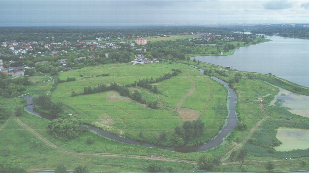 Такие участки поймы мы чаще всего видим с высоты противоположного берега. А что там, на них? И как обойти участок реки вокруг, вернувшись на свой берег в другом месте? 