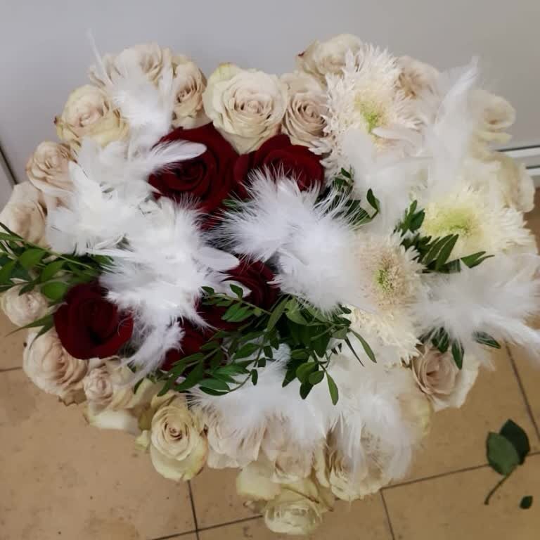 Варианты оформления букетов с перьями