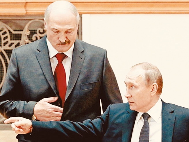 Минск считается ближайшим союзником Москвы, но на самом деле является сложным соседом, который лавирует между Россией и Западом. «Не ссорься, с ними надо налаживать отношения», – вспоминает Лукашенко давний разговор с Путиным.