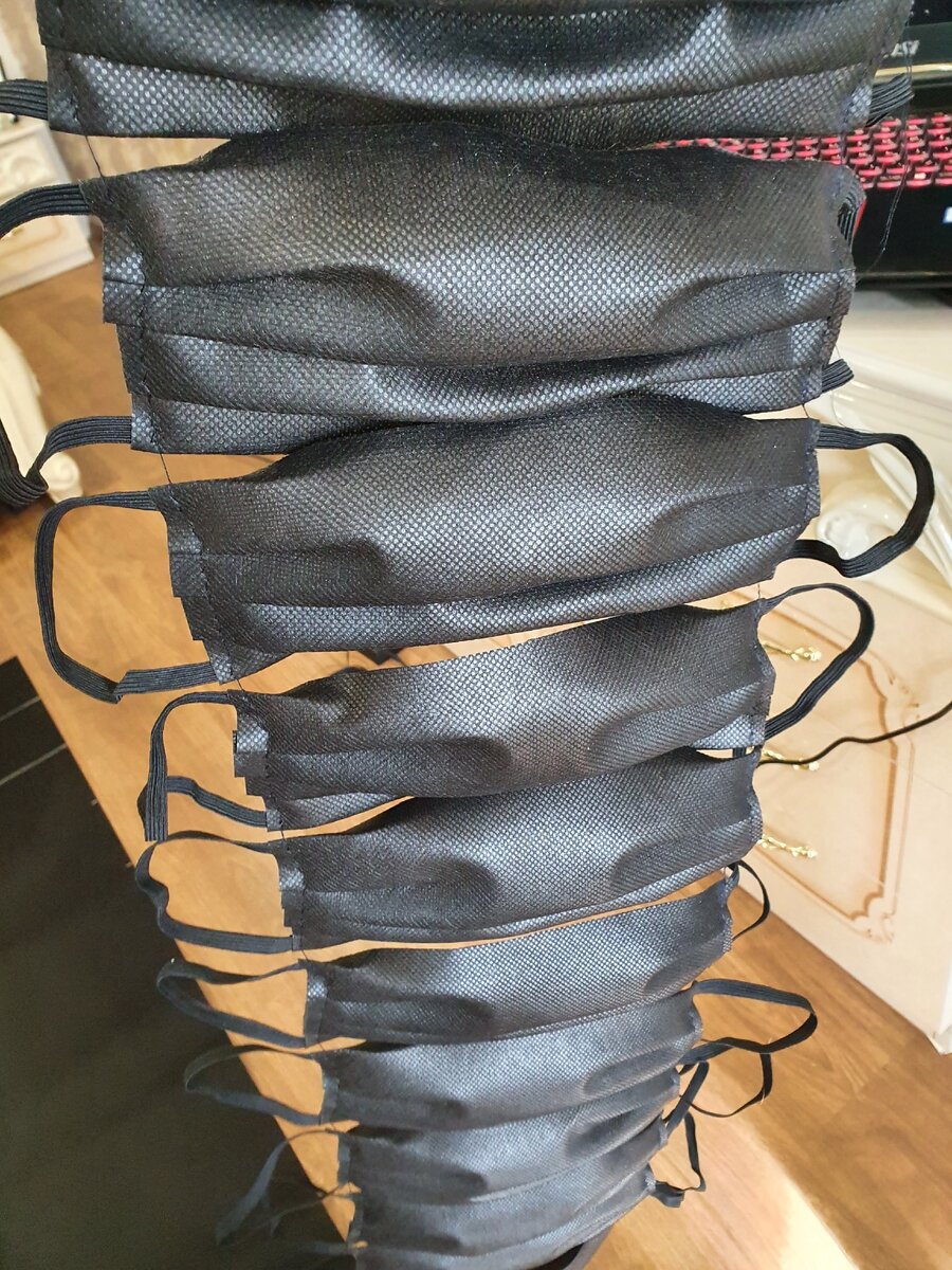 Вот так маски отшиваю на заказ. Они шьются быстро, отличнотзаменяют одноразовые медицинские в условии их полного отсутствия. 