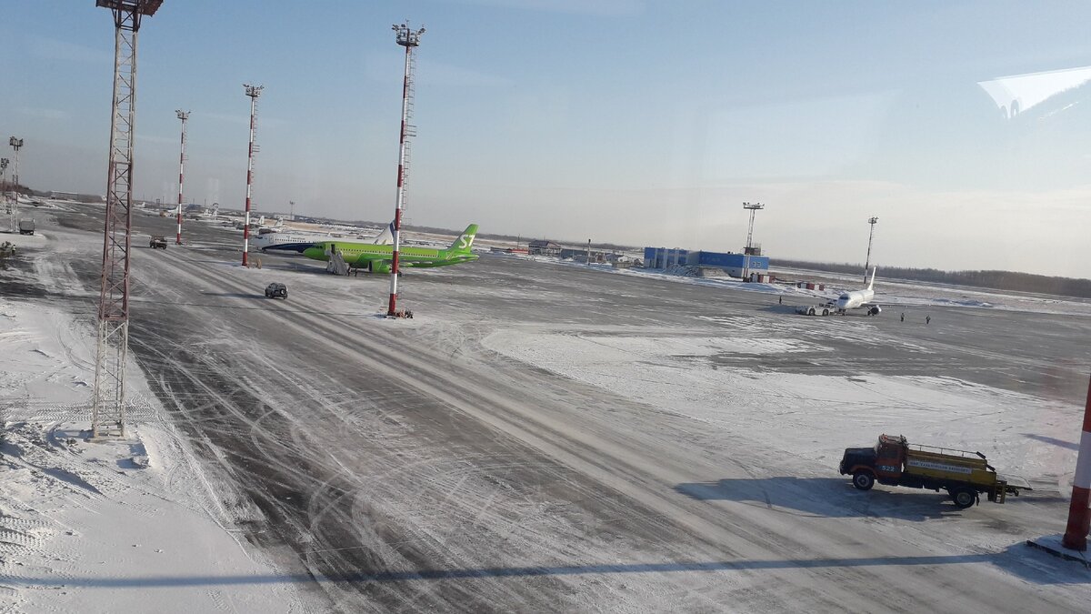 Малый аэропорт хабаровск. Взлётно-посадочная полоса Хабаровск Комсомольск. Аэропорт Хабаровск зимой. Хабаровск аэропорт вид сверху. Аэропорт Хабаровск с высоты.