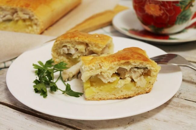 Рецепт вкусного пирога с рыбой и картошкой. Тонкое  тесто без дрожжей отлично гармонирует с начинкой и сохраняет весь сок внутри.
