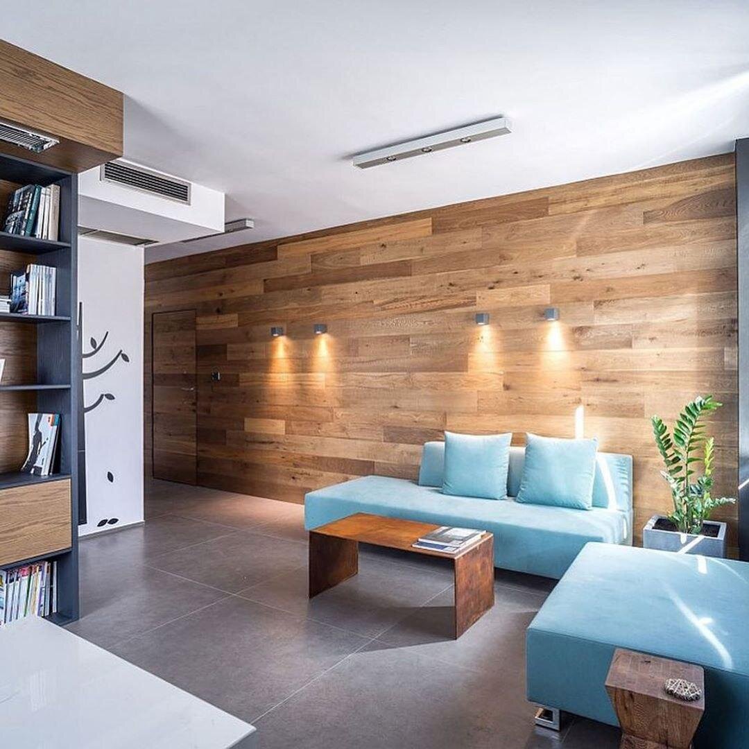 Особенно активно дерево используется в оформлении стен и потолков. Большое разнообразие деревянных панелей, от вычурных классических до андеграундных, позволяет играть со стилями и создавать совершенно разные, уникальные интерьеры ✔