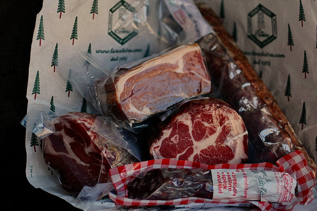 Коппа, шпек, свиная колбаса - и та самая, из оленины. Фото автора. Фото автора.