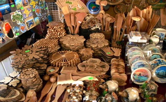 Подобными сувенирами завалены все торговые палатки Крыма