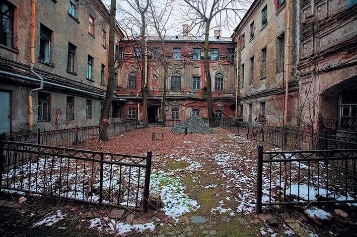 Внутренний двор типичный для спб