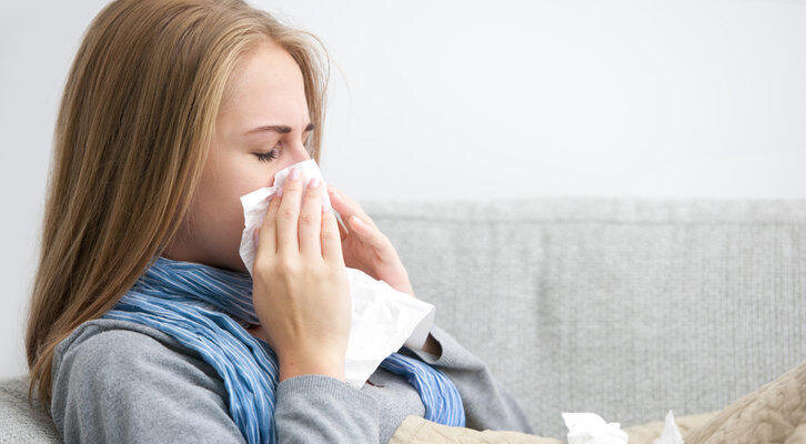 Насморк, или заложенность, может встречаться в различных формах и иметь различные субстраты. Каковы причины заложенности носа? Насморк делится на аллергический и не аллергический. Не аллергический ринит может быть симптомом заболевания, а аллергия (сенная лихорадка) - это аллергическая реакция на опыление цветов, кустарников, деревьев, трав, а также на пылевых клещей, плесень, домашнюю пыль или перхоть животных.