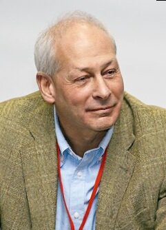 По оценке замглавы Минкомсвязи РФ Алексея Волина, в текущей ситуации федеральным каналам следует уделить особое внимание формированию собственного лица, в том числе за счет внедрения новых сервисов самостоятельно или в партнерстве с операторами платного ТВ