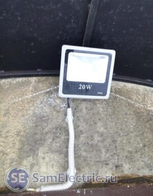 Прожектор 20 Вт фото. Установлен под козырьком подъезда, который выходит в Удельный парк, С-Петербург. 