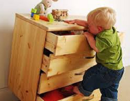 Ножницы, иголки, гвозди и кнопки сразу убираем так, чтобы ребёнок не доставал.