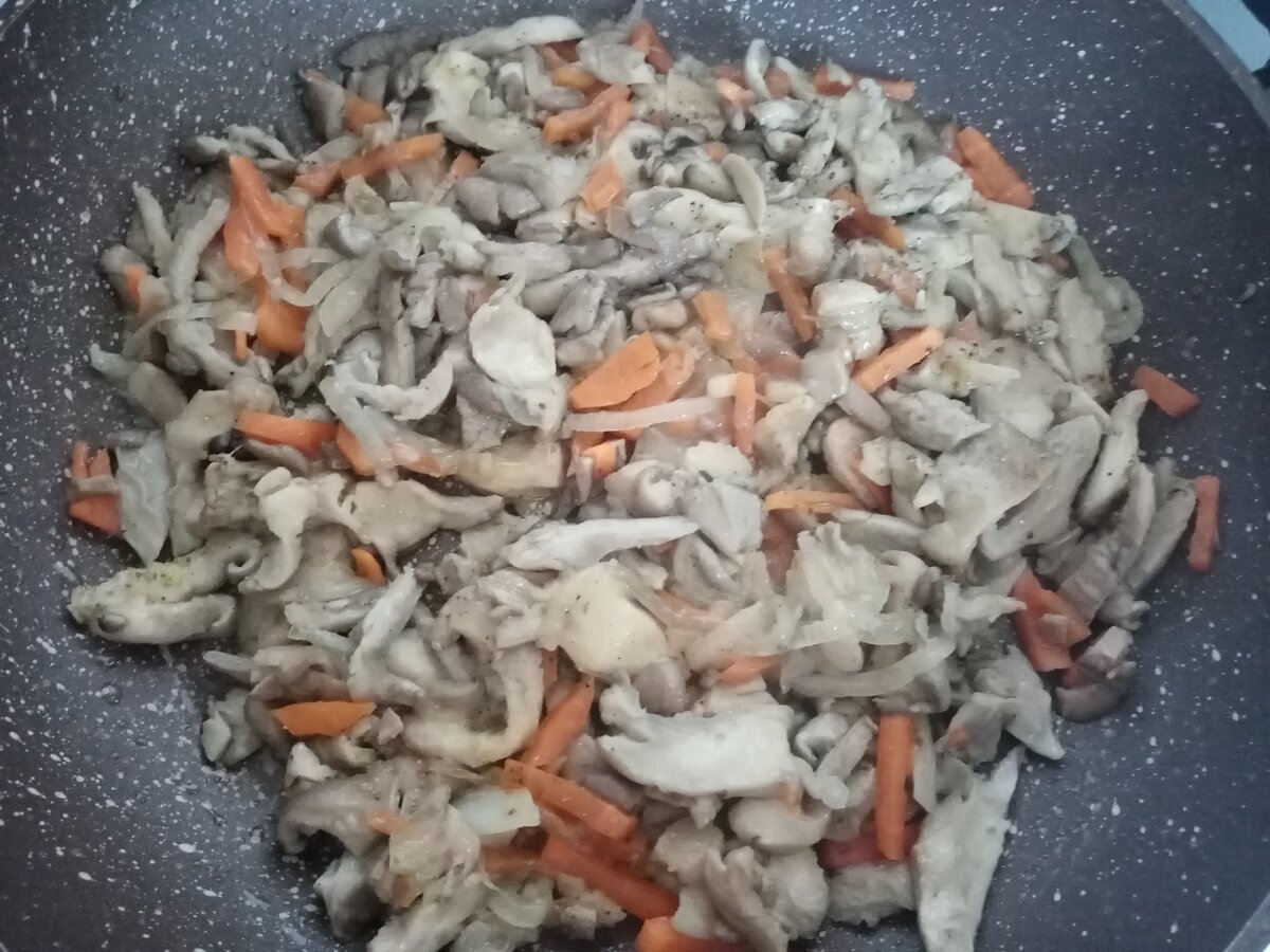 Обжаренные лук, морковь и грибы.