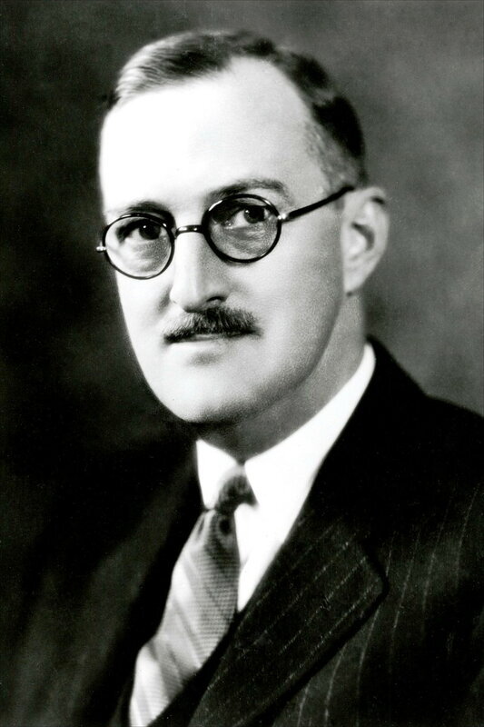 Основатель компании Уильям Эдвард Боинг (William Edward Boeing) родился 1 октября 1881 года в городе Detroit, штат Мичиган. Ему было 28 лет, когда он впервые увидел полет аэроплана. Это случилось в январе 1910 года, когда Билл Боинг пошел на авиашоу в Los Angeles. Он влюбился в самолеты с первого взгляда. У него были другие увлечения, и на жизнь он зарабатывал в другой сфере. Он занимался торговлей лесоматериалами на тихоокеанском северо-западе и уже был состоятельным человеком. Но тот самый момент перевернул всю его жизнь. Чудо полета притягивало его. И он понимал, что эта конструкция из дерева, проволоки и ткани однажды станет неотъемлемой частью повседневной жизни, как железная дорога и автомобили.


