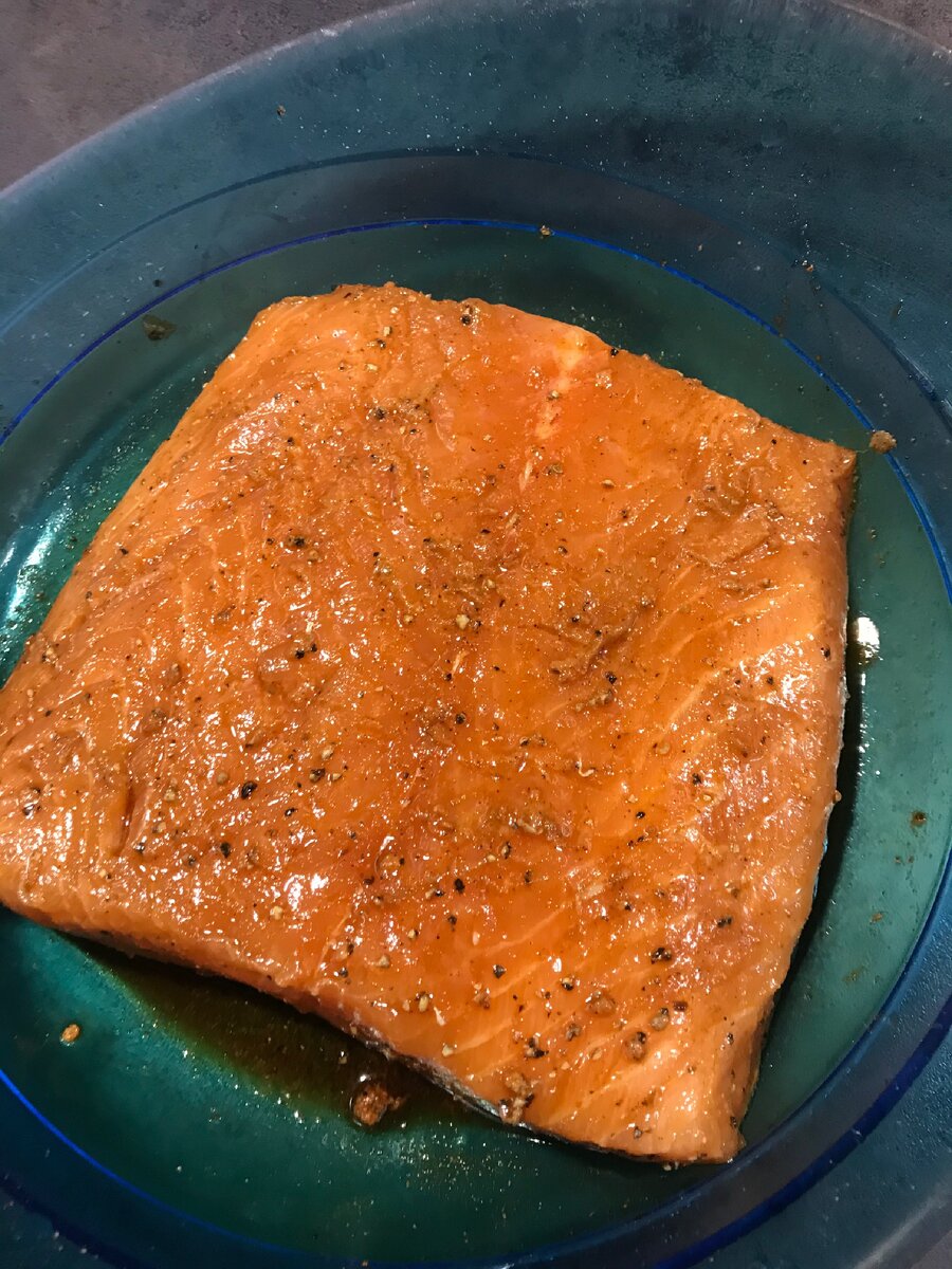 Берём филе лосося, маринуем его и оставляем на несколько минут.