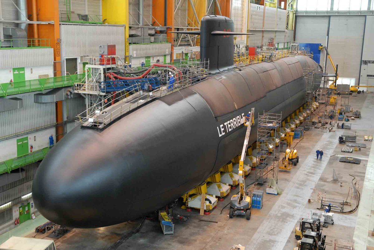 Атомные подводные лодки в мире. Атомная подводная лодка Триумфан. Подводные лодки проекта 941 «акула». Подводная лодка акула проект 941. АПЛ Триумфан Франция.