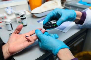 Уровень сахара в крови является важным показателем, позволяющим судить о состоянии здоровья пациента, наличии у него сахарного диабета и возможности назначать те или иные лекарственные препараты. В идеале уровень сахара должен находиться в пределах нормы.