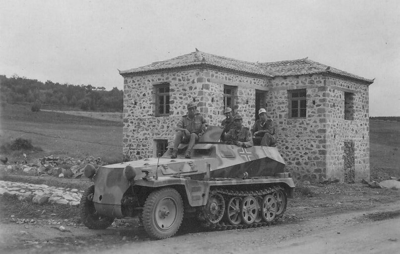 Легкие БТР (Sd.Kfz 250) были очень компактыми и довольно скоростными (максимальная скорость более 60 км/ч)