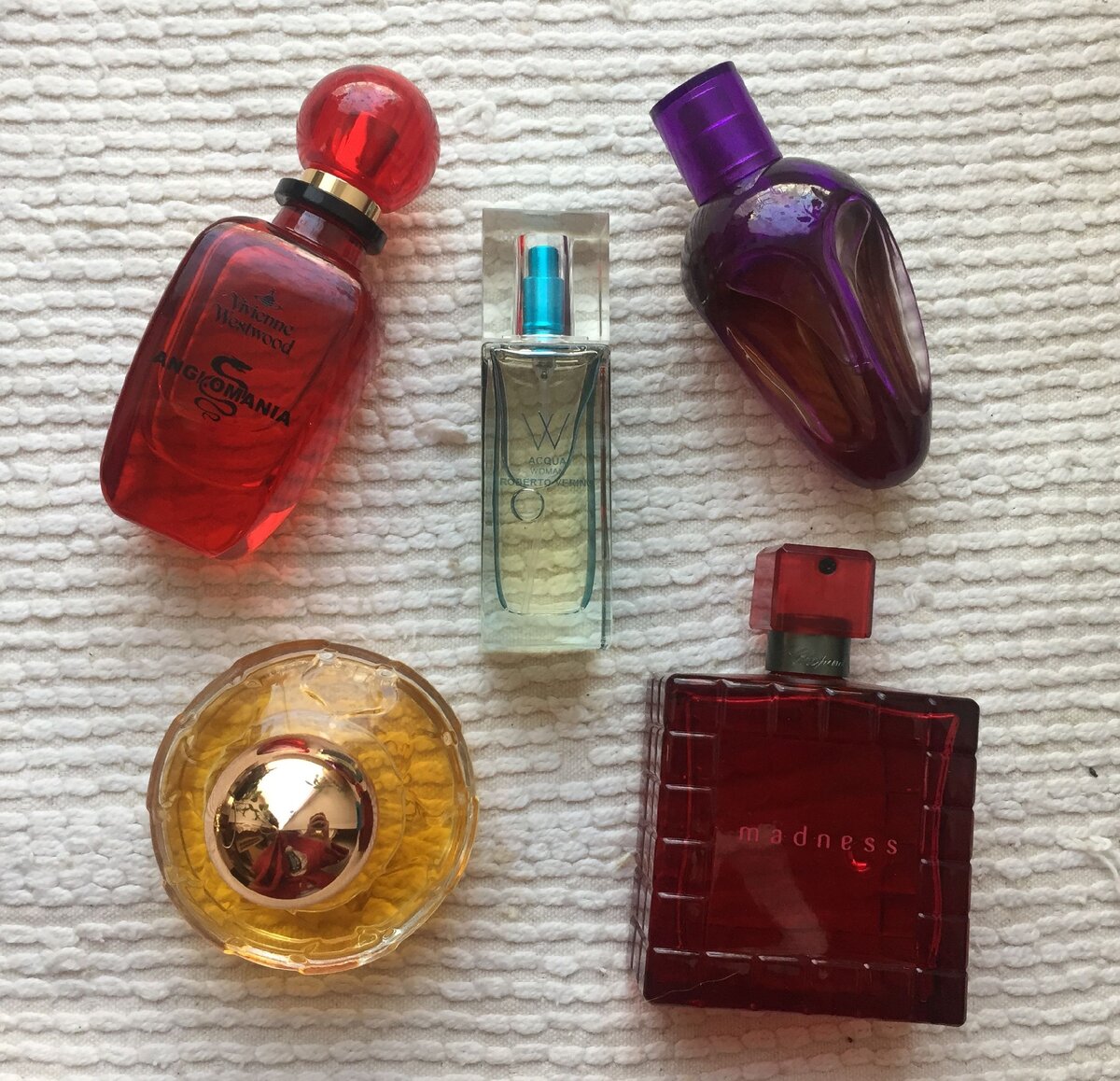 Ароматы из коллекции "Парфюм дня": Vivienne Westwood Anglomania, Chopard Casmir, Chopard Madness, Roberto Verino Acqua woman, Alexander McQueen My Queen