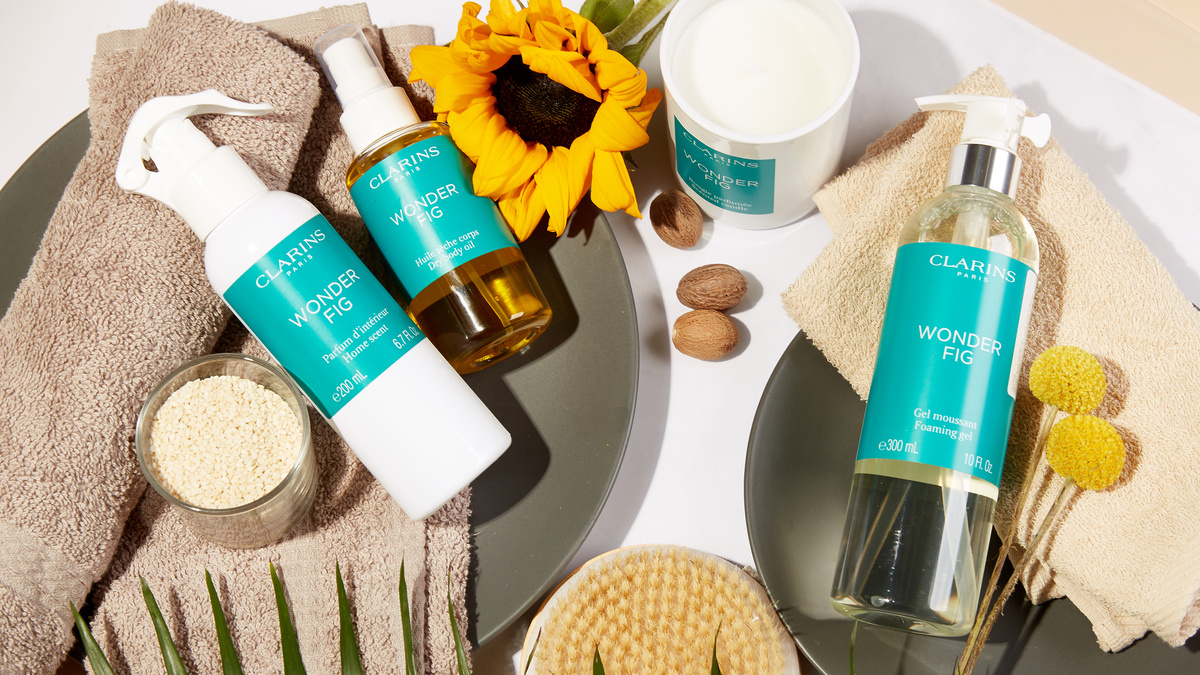 На сайте Clarins.ru представлены эксклюзивы, которые вы больше нигде не найдёте. Обратите внимание на линию для дома с умопомрачительными ароматами листьев инжира, цитрусовых или нероли