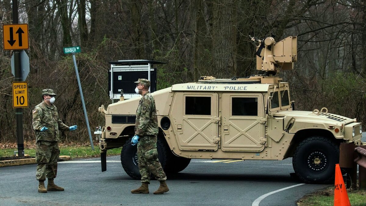 Западные военные пытаются отгородиться от вируса блок-постами
