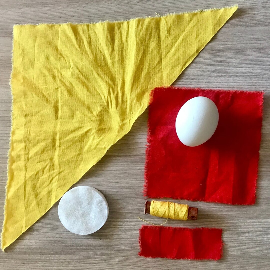  Для пасхальной «Птицы» потребуется: - Треугольник ткани 30*30*42,5 см. (Для головы и тела птицы);
- Квадрат 10*10 см. (для крыльев);
- Прямоугольник 7*3 см. ( для хвоста);
- Наполнитель для головы ( вата или синтепон);
- Нитки;
- Яйцо. 