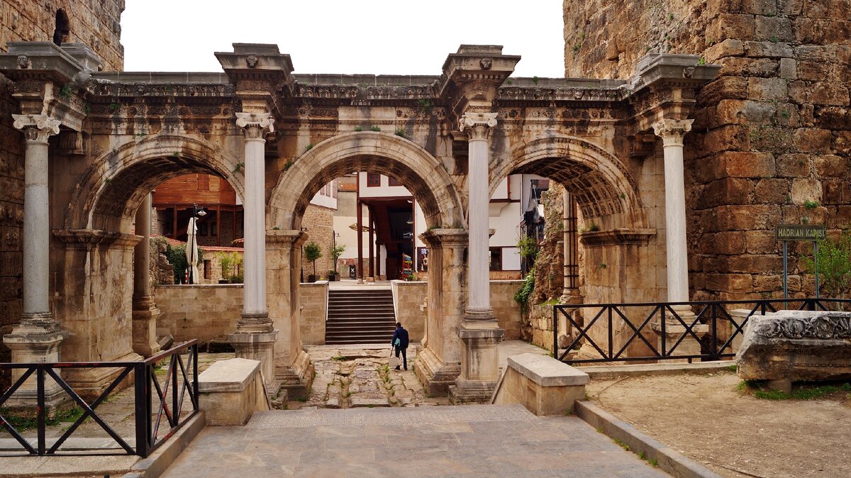 Вход в старую часть г. Анталия