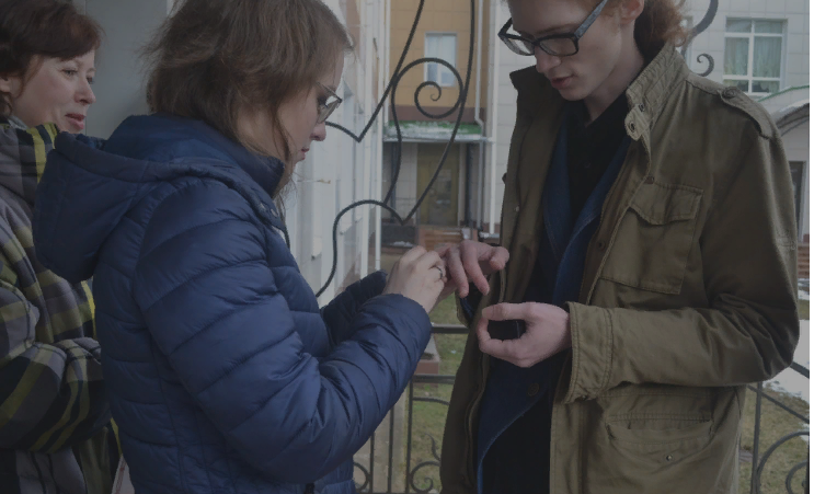 Надевание колец на крыльце ЗАГСа