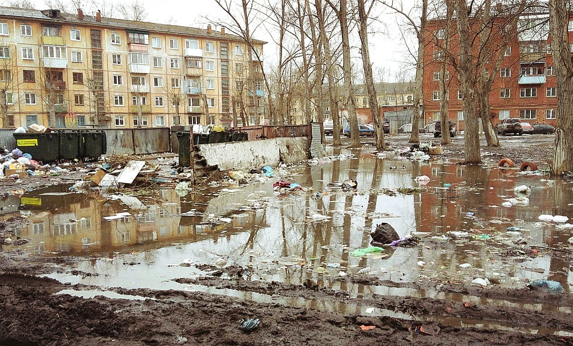 Типичный весенний двор в спальном районе Саратова