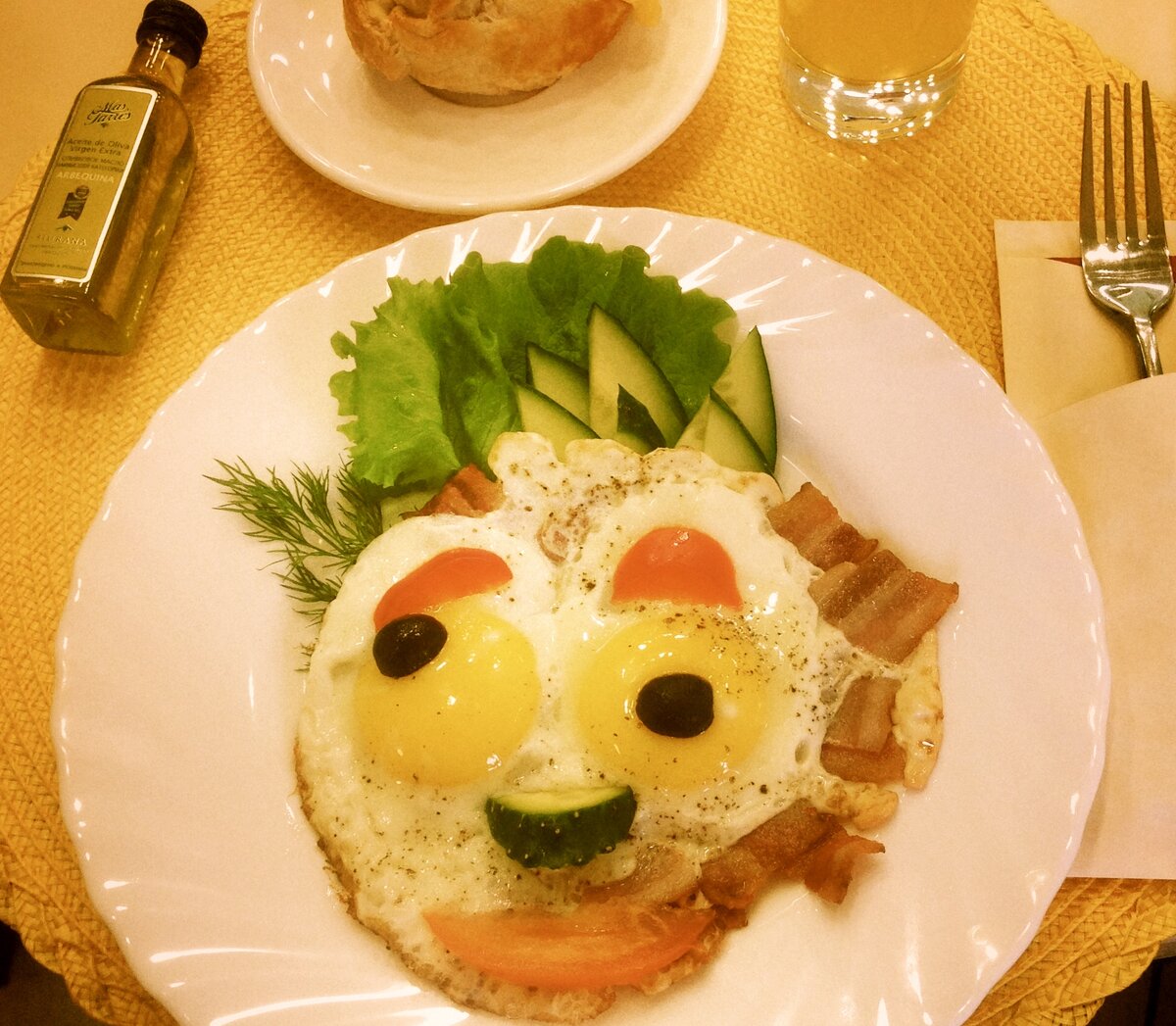 Кето диета-это вкусно и не сложно. На картинке кето завтрак с кето булочкой и оливковым маслом Mas Tarres 40 мл. фото Шевцовой Людмилы