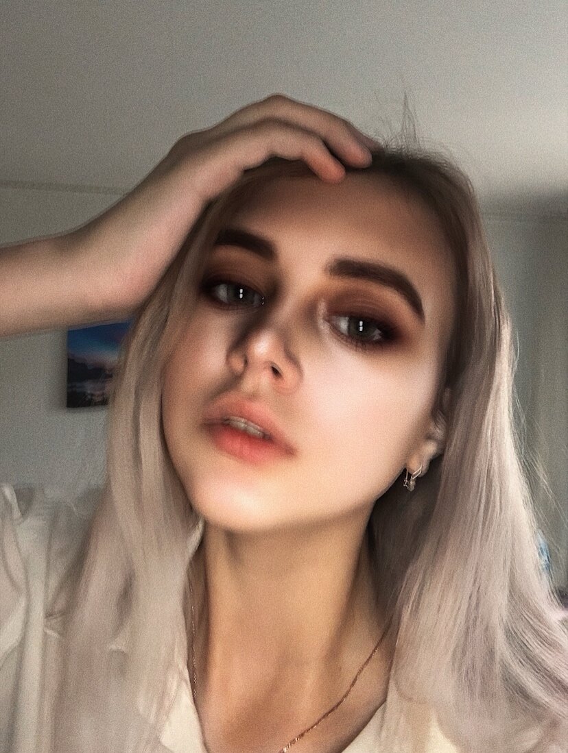  💸КАК ВЫГЛЯДЕТЬ  ДОРОГО С МИНИМАЛЬНЫМ БЮДЖЕТОМ  
💇🏼‍♀️ Волосики.Просто следи за их здоровым видом.Подбери идеальные для тебя средства , по функционалу и бюджету.Хотели бы видеть пост о хороших и недорогих продуктах для волос? 

💅🏻Маникюр.Делай классический маникюр ,например френч или однотонный(без всяких ядерных цветов‼️)Мой фаворит - это нюдовый.

💄Мейк.Уж точно не надо красную помаду , и боевых раскрасов на повседневку!Я бы например ограничилась тоном,нюдовыми оттенками теней,тенями для бровей и тушью.

👚 Базовая одежда.В твоём гардеробе  может быть такая база:Пару джинс,классические платья,рубашку,пару водолазок и свитеров .Как не крути,  но базовая одежда будет всегда выглядишь стильно и дорого.

👒 Опрятность и ухоженность.Не обязательно конечно трать 10000$ на различные салоны.Ведь,достаточно держать свою фигуру в форме,хорошо спать,пить больше воды ,следить за опрятностью своего гардероба.