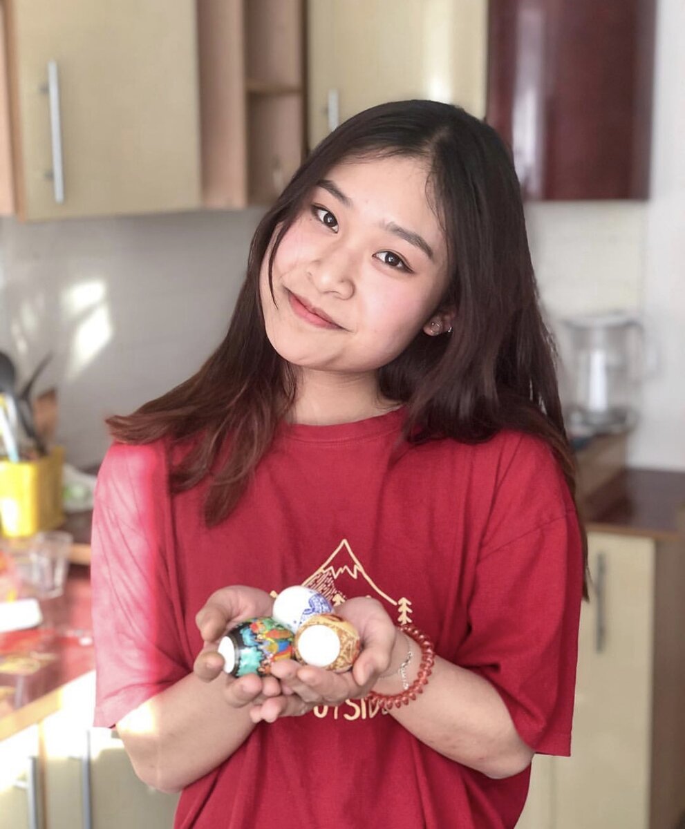 Вьетнамка с пасхальными яйцами 