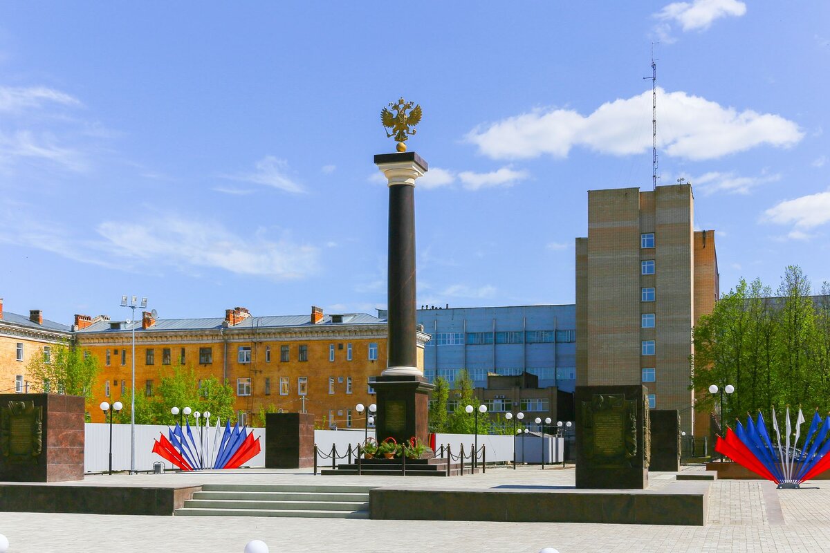 СТЕЛА ВОИНСКОЙ СЛАВЫ Стела «Город Ковров — город воинской славы» установлена 8 мая 2014 года на площади перед заводом имени Дегтярева.