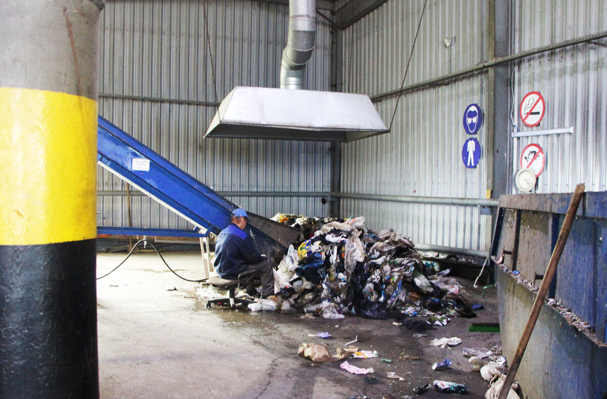 Погрузка отходов на конвейер.