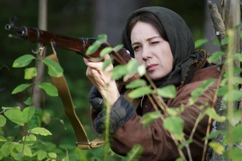 Кадр из фильма (телеканал "Россия"). Чулпан Хаматова в роли татарки Зулейхи высматривает всех, кто будет писать гадости в интернете про фильм