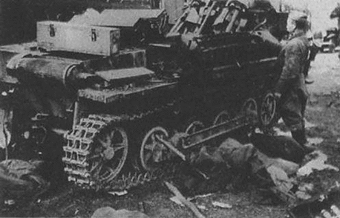 Самодельная немецкая самоходная зенитная установка на базе танка Т-1 (Pz-1). Данная конструкция захвачена в Хальбском котле. Апрель 1945 года. Обратите внимание на три авиационные пушки. Возможно, это из «зенитного прикрытия» какого-то аэродрома. Пушки, по-видимому, сняты с поврежденных самолетов
