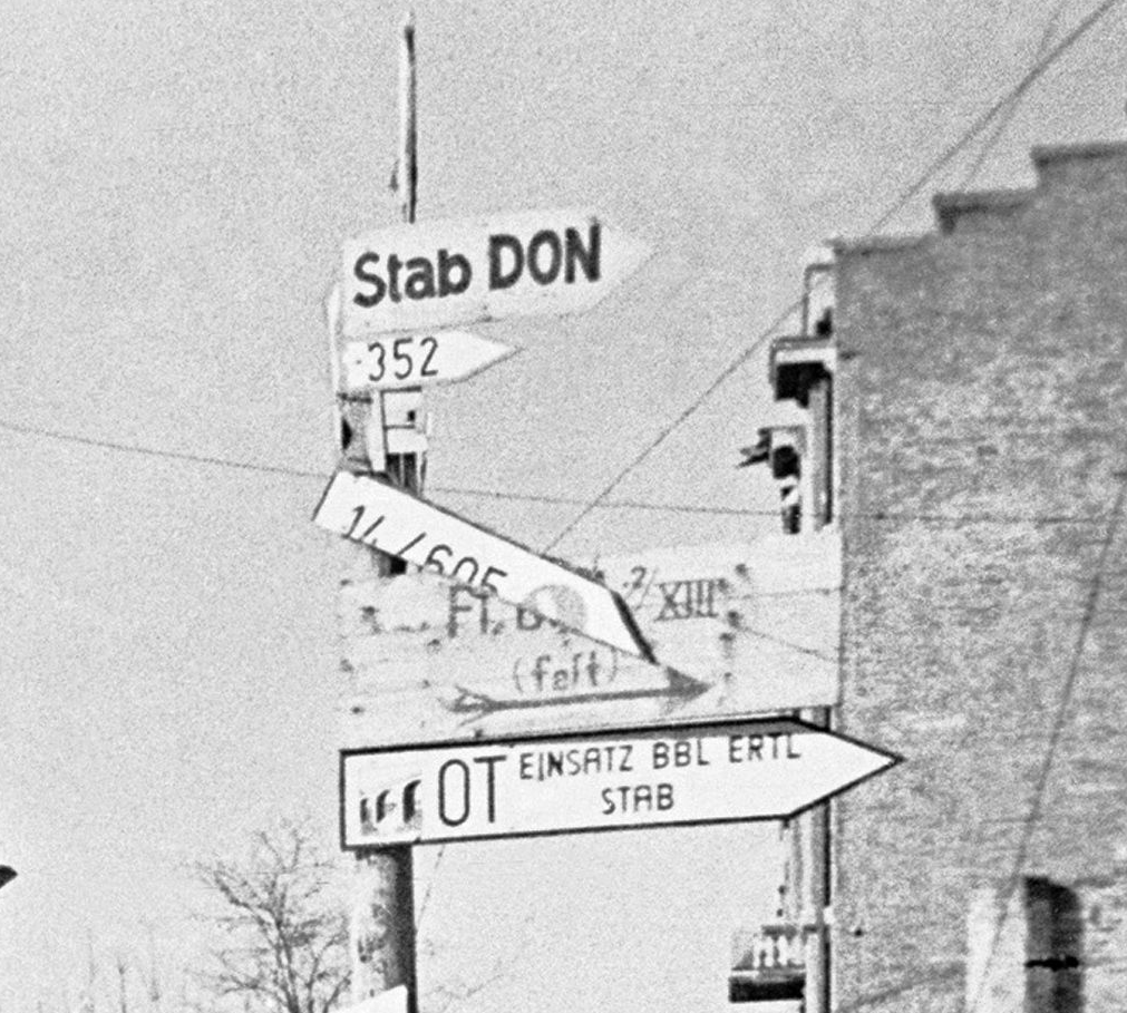 На фото можно увидеть, что во время оккупации фашисты ввели свои порядки: на улицах города были размещены указатели на немецком  языке.