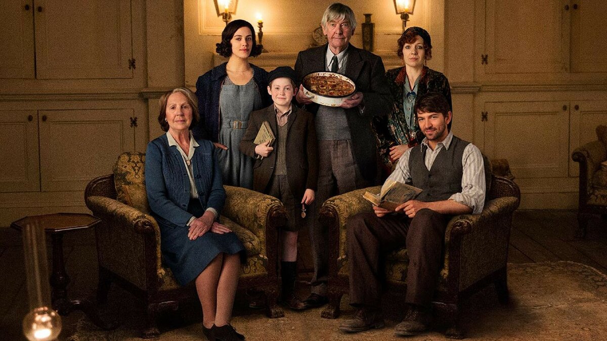 кадр из фильма "Клуб любителей книг и пирогов из картофельных очистков"