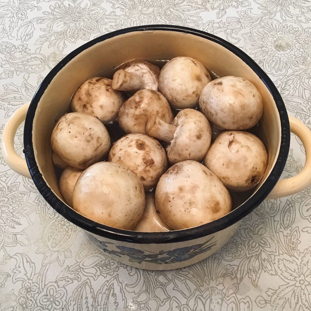 Грибы оставляет круглыми - если для шампура, для решетки режем пополам.