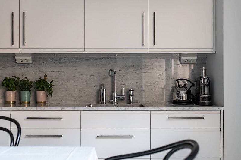 Фото: pufikhomes.com/wp-content/uploads/2019/04/white-classic-scandinavian-apartment-pufikhomes-13.jpg