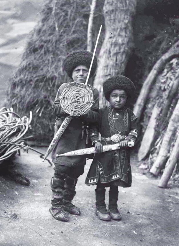 Хевсурские мальчики (Источник: Карпов Ю. Ю. Образ воина в культурно-историческом наследии горцев Кавказа).