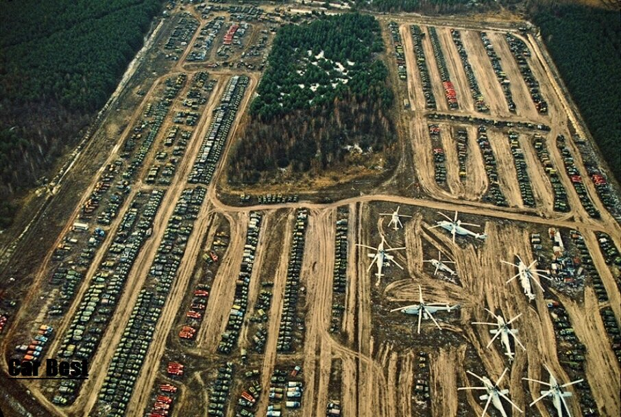 2.Свалка зараженной техники в Украине. После катастрофы на Чернобыльской  АЭС часть техники закопали в могильнике а часть похоронили под саркофагом  но много количество техники стояло в отстойнике недалеко от села Рассоха.