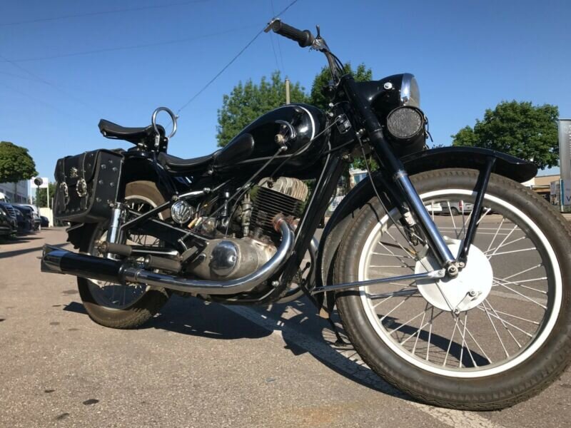 Один из самых первых Ижей, после Иж-350, который был полностью скопирован с DKW. 