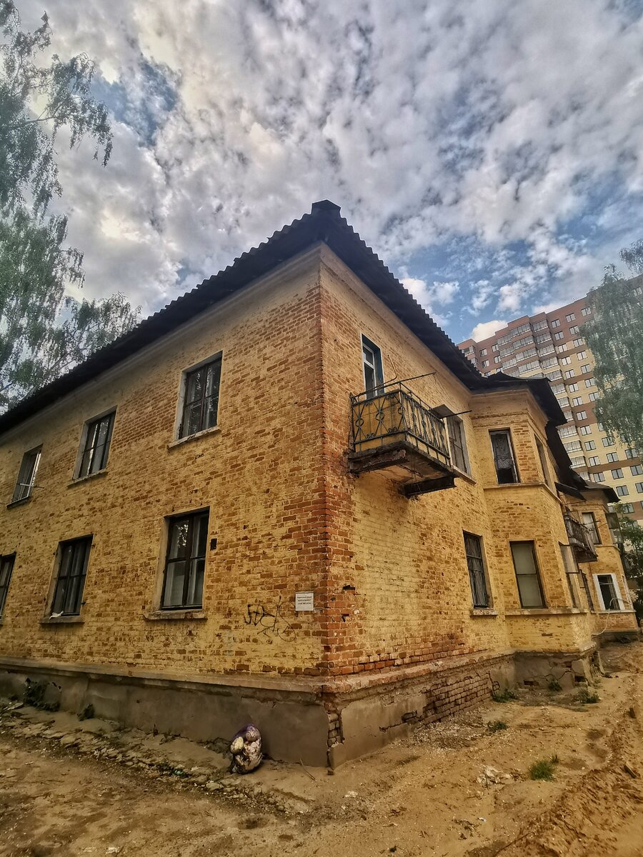 Прочный кирпичный барак. Жить можно 