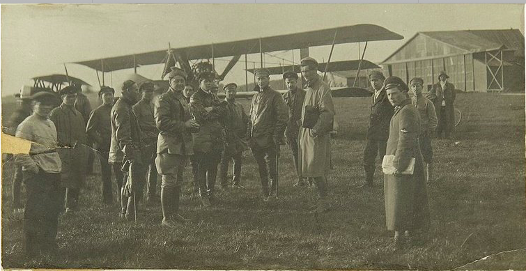 На Комендантском аэродроме, 1922 год. Источник: https://pastvu.com/_p/a/k/o/e/koeobehiyv39ulgfcr.jpg