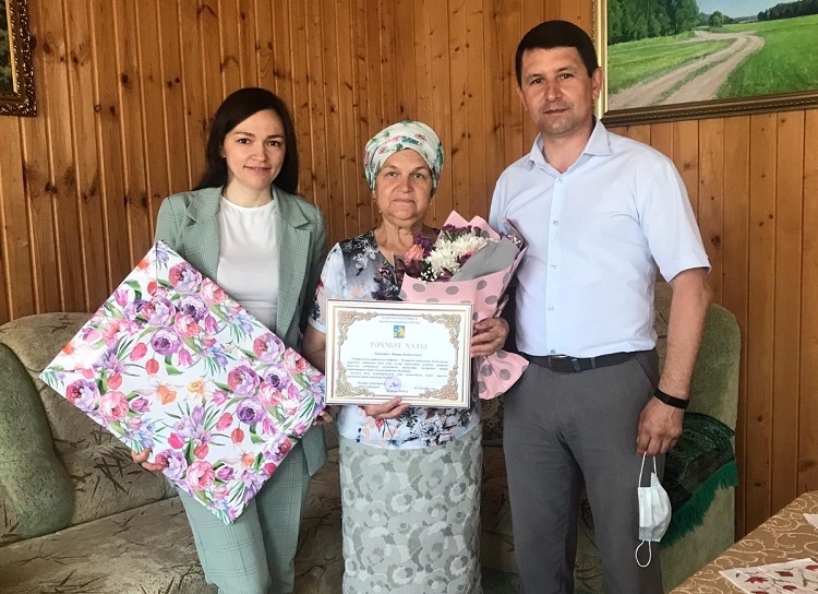 Фирая Хәкимҗанованы бүләкләү мизгеле