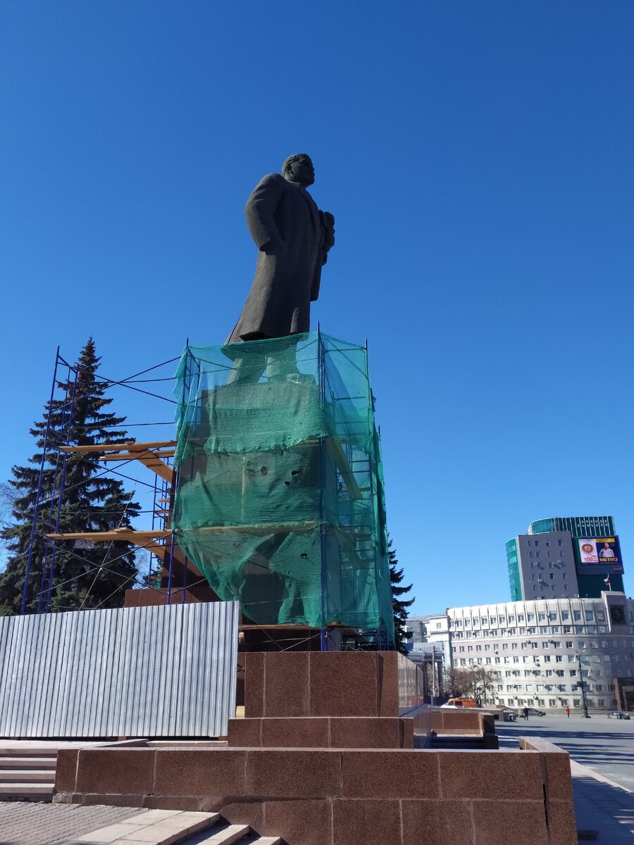 Памятник Ленину в Челябинске. Возможно, снова приделывают вторую кепку. 