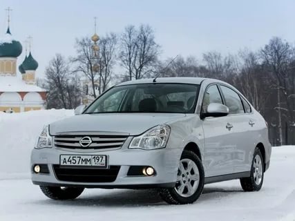 Чем меньше денег, тем сложнее оставаться в рамках одного сегмента или кузова – все модели теряют в цене по-разному. Поэтому сегодня мы выбираем просто 5 лучших машин ценой до 300 000 руб., которые подойдут на роль первого автомобиля.Конечно, тут стоит оговориться – бюджеты у всех разные. Кто-то вполне может себе позволить сразу сесть за руль новенького Porsche Cayenne GTS, а кому-то и наскрести 100 000 руб. на древнюю «классику» за счастье. Поэтому для начала ограничим критерии поиска. Определимся с бюджетом – 300 000 руб. Дешевле приличный автомобиль найти уже трудно, а дороже выбор становится слишком велик, ведь появляется возможность купить и новые бюджетные автомобили. Второй критерий – максимальная надёжность, ведь первое время за рулём проблем будет хватать и без поломок. В-третьих, мы искали машины с максимально недорогим обслуживанием, чтобы даже если машина сломается, это было необременительно для бюджета.