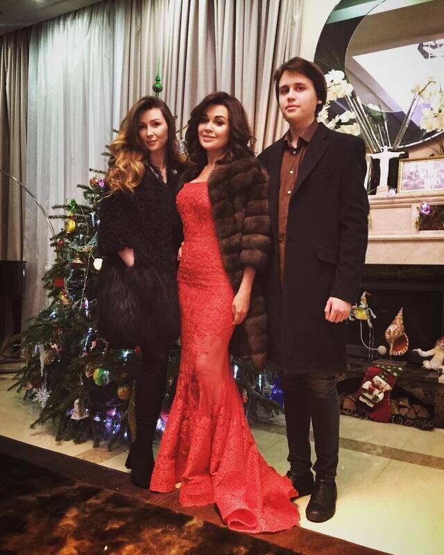 Анастасия Заворотнюк с дочерью и сыном / Фото: Instagram